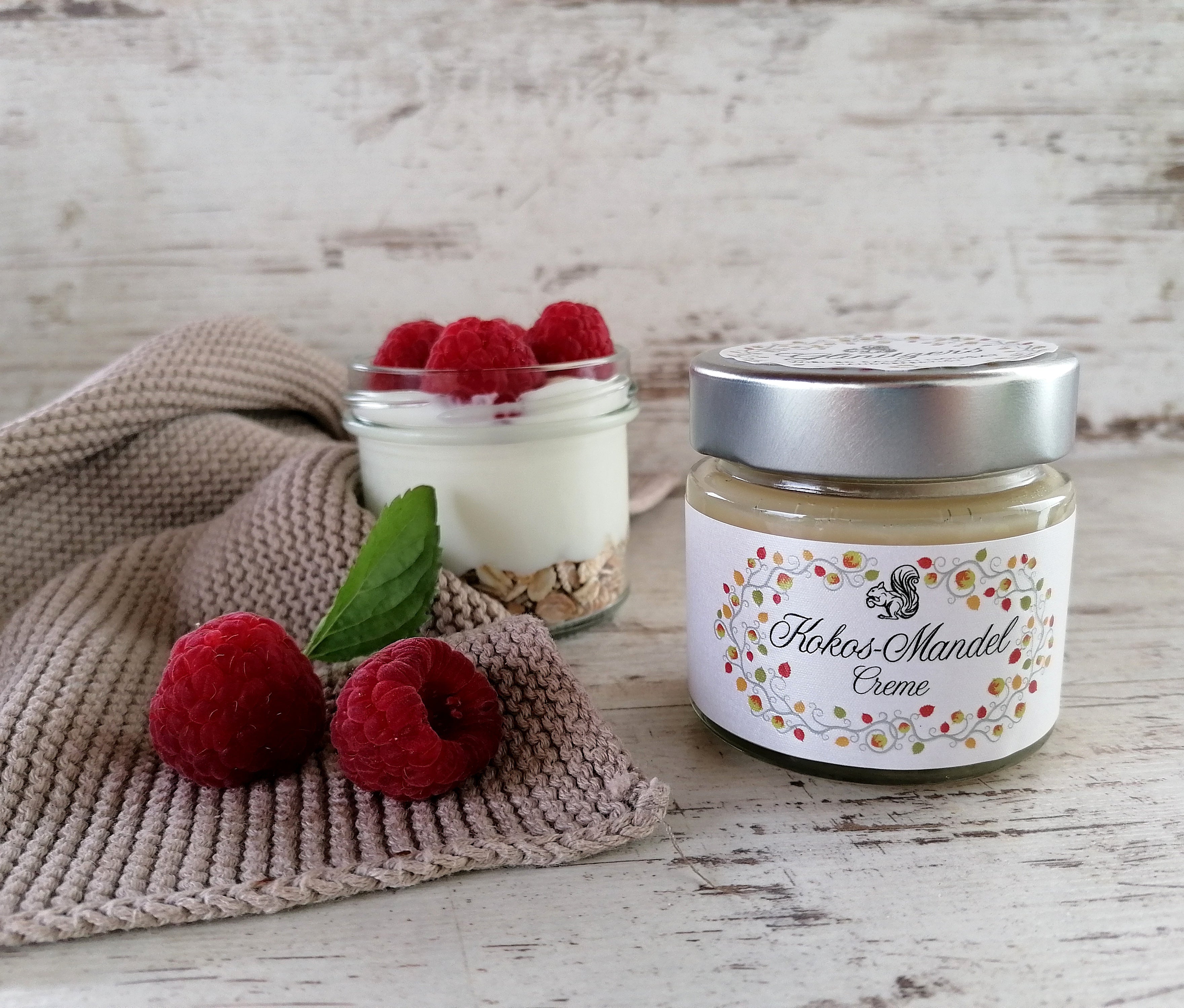 Overnightoats mit Kokos Mandel Creme und Himbeeren